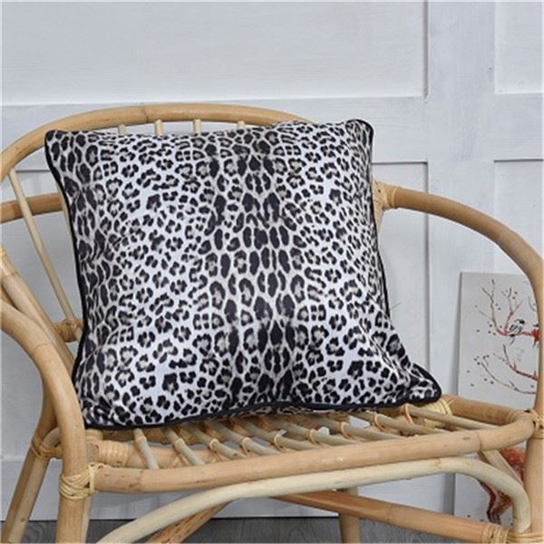 Bantal Pereka Leopard Velvet